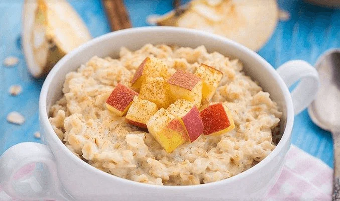 Быстрая овсяная каша с яблоком и корицей