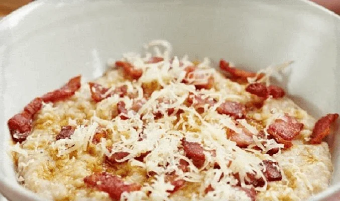 Овсяная каша с беконом и сыром