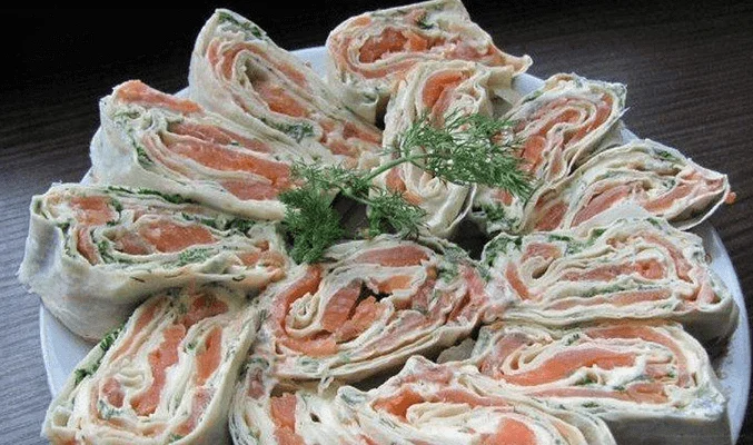 Рулет из лаваша с лососем и сливочным сыром