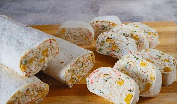 Рулет из лаваша с крабовыми палочками и кукурузой