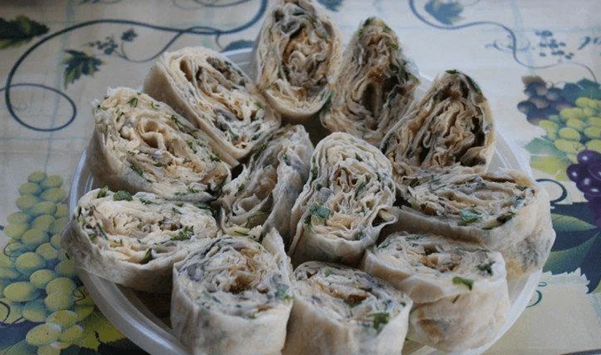 Рулет из лаваша с рыбными консервами и маринованными грибами