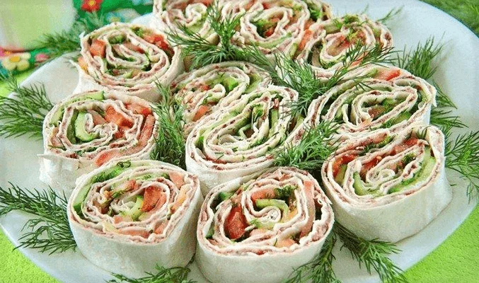 Рулет из лаваша с овощами