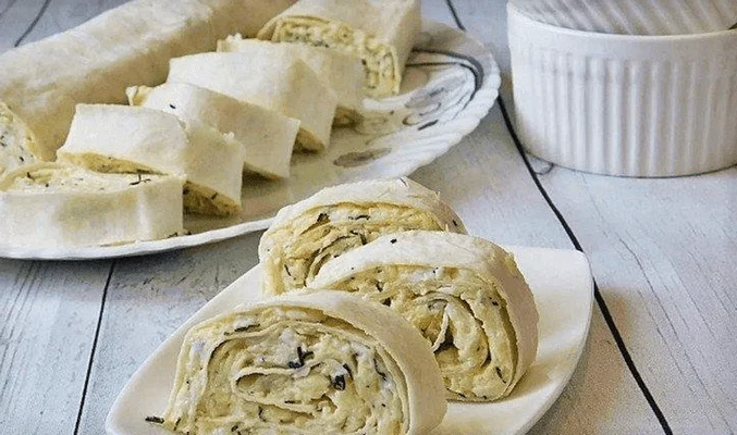 Рулет из лаваша с яйцом и зеленым луком