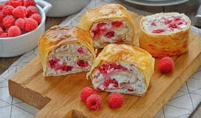 Рулет из лаваша с творогом и малиной