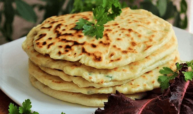 Чесночные лепешки с сыром на сковороде