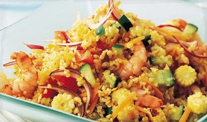Пшеничная каша с креветками и овощами
