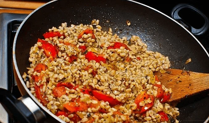 Каша из цельной пшеницы с помидорами и мятой