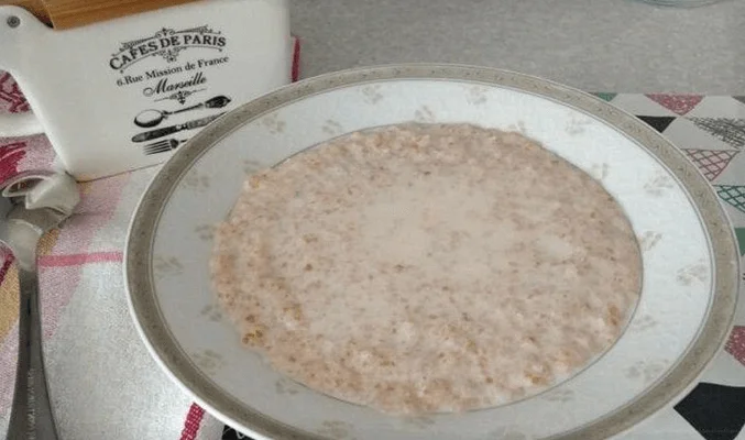Жидкая пшеничная каша на молоке