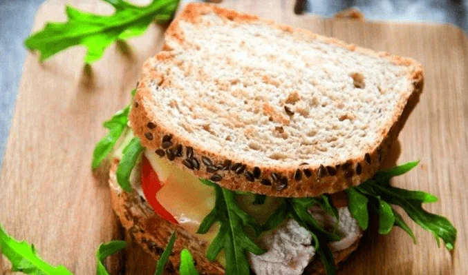 Сэндвич с индейкой и рукколой