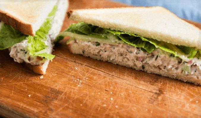 Сэндвич с сардинами и сливочным сыром