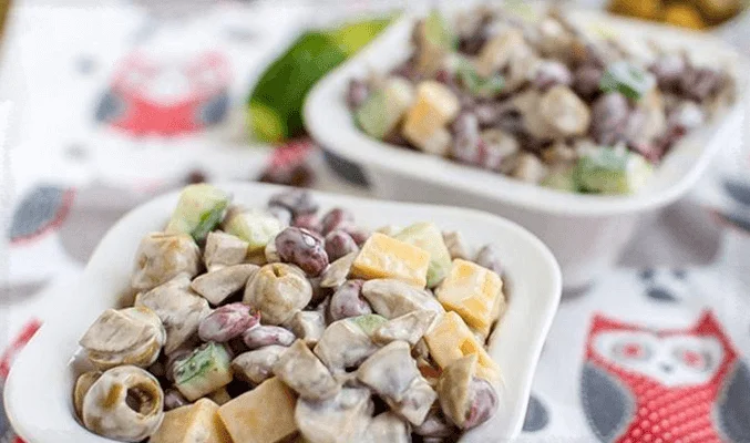 Салат с фасолью и сыром