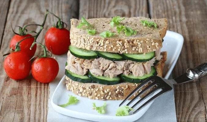 Сэндвич с тунцом, яблоком и огурцом