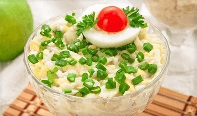 Салат с кальмарами, сыром и яблоками