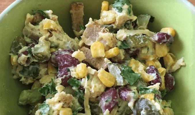 Салат с курицей, маринованными огурцами и сыром
