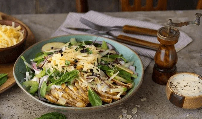 Салат с курицей, сыром и яблоками