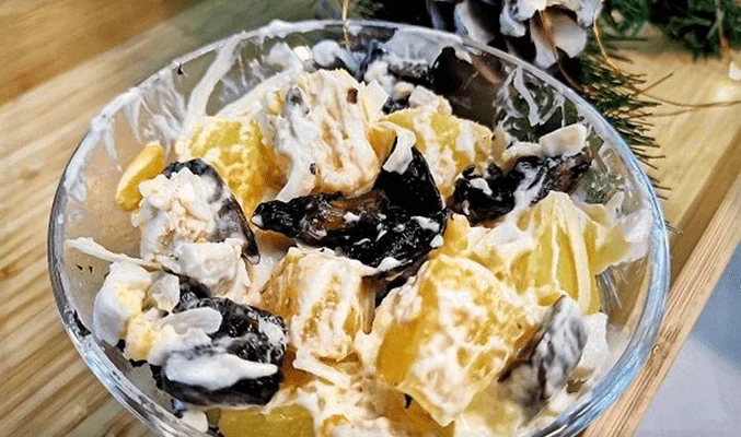 Салат с курицей, ананасом и сыром