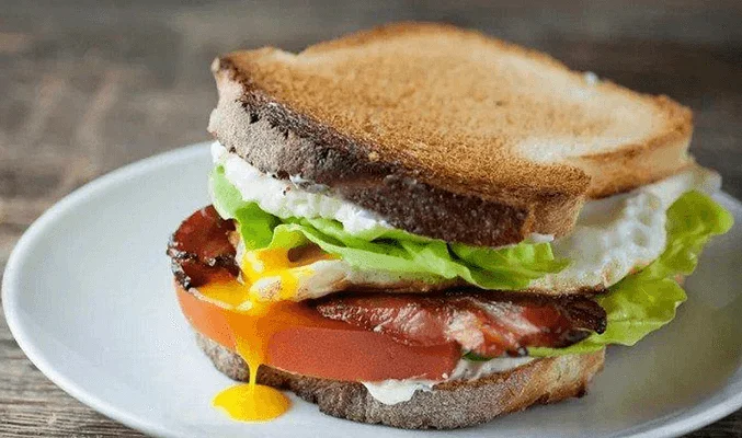 Сэндвич с яичницей, беконом и сыром