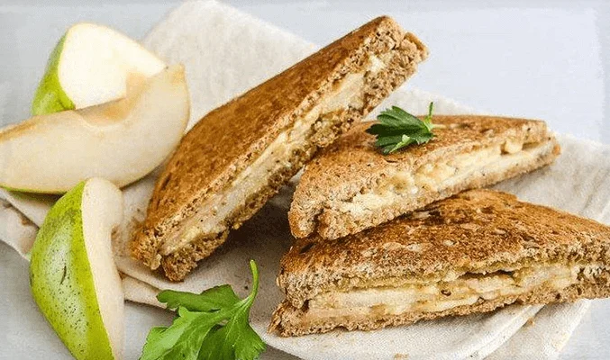Сэндвич с сыром и грушей