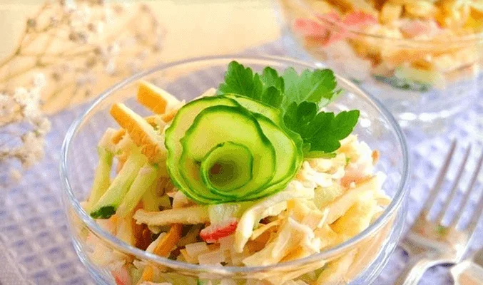 Салат с крабовыми палочками и сыром