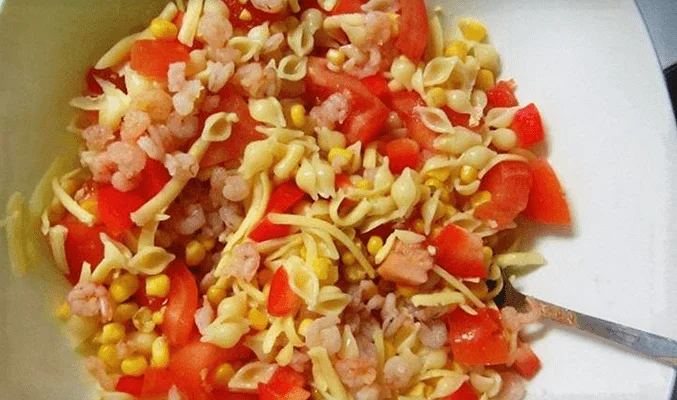 Сытный салат с сыром и макаронами