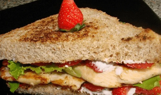 Сэндвич с курицей, клубникой и базиликом