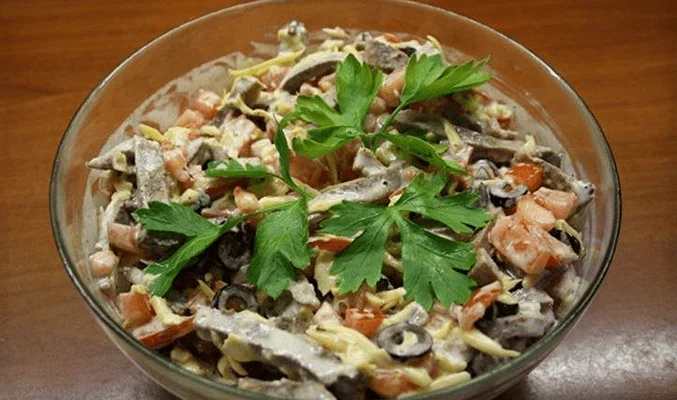 Салат с языком и сыром