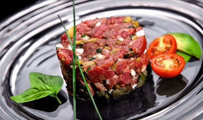 Тартар из говядины с каперсами