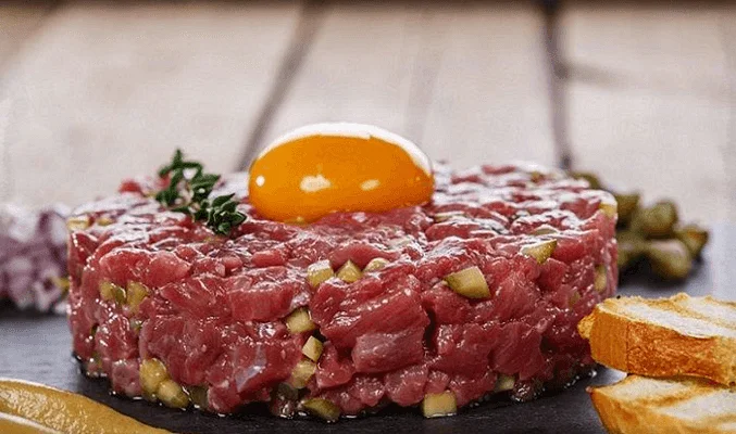 Тартар из говядины с маринованными корнишонами