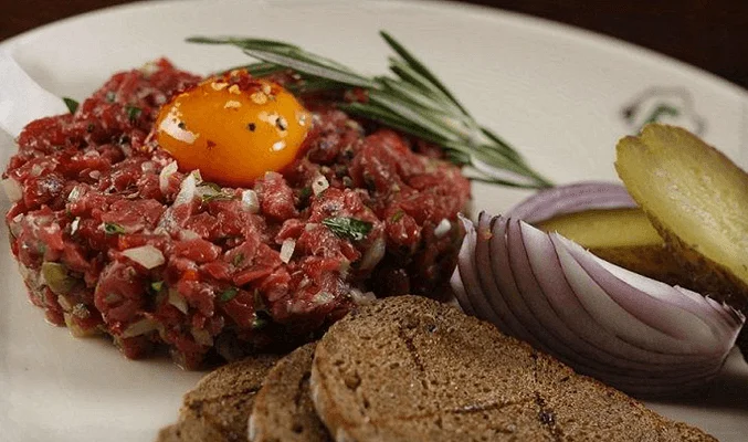 Тартар из говядины с маринованными грибами
