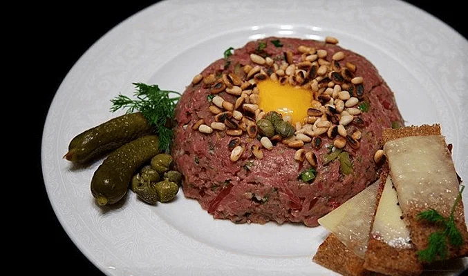 Тартар из говядины с кедровыми орешками
