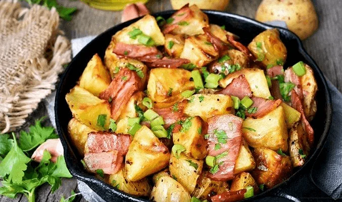 Картошка, жаренная с беконом и зеленью