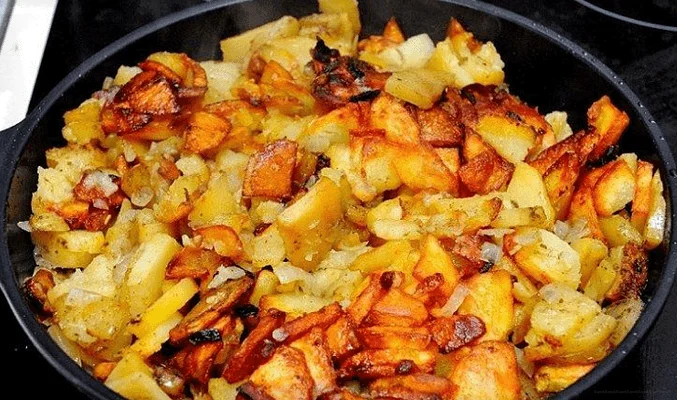 Жареная картошка с чесноком