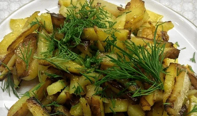 Жареная картошка с зеленью