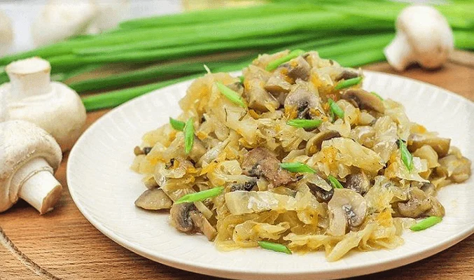 Капуста, тушенная с грибами в сметане