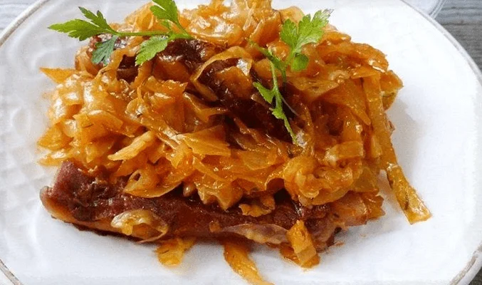 Тушеная капуста с копчеными ребрышками