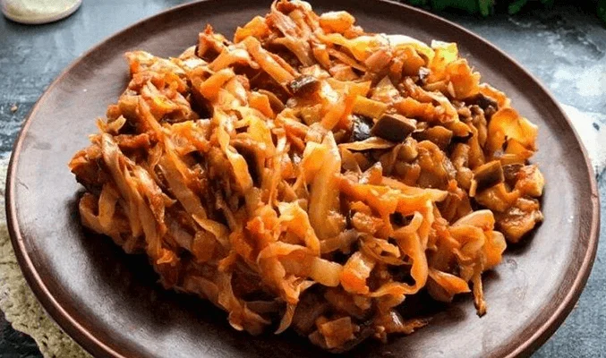 Капуста, тушенная с баклажанами