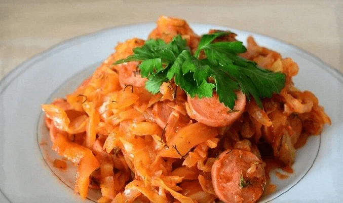 Тушеная капуста с сосисками