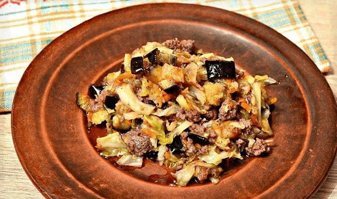 Капуста, тушенная с фаршем и овощами