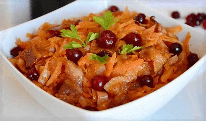 Тушеная капуста с яблоками и клюквой