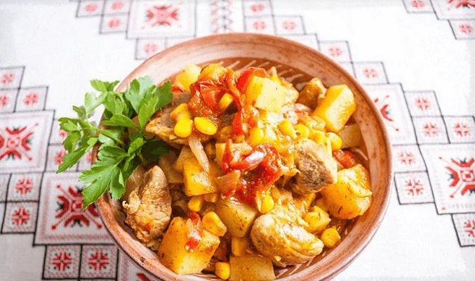 Свинина, тушенная с картофелем и кукурузой