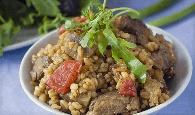 Тушеная свинина с булгуром и овощами