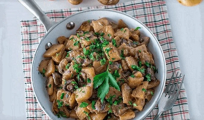 Тушеная свинина с маринованными грибами