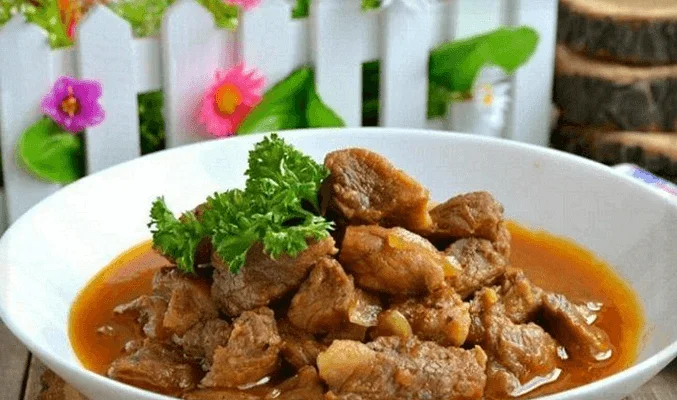 Тушеная свинина с имбирем и луком
