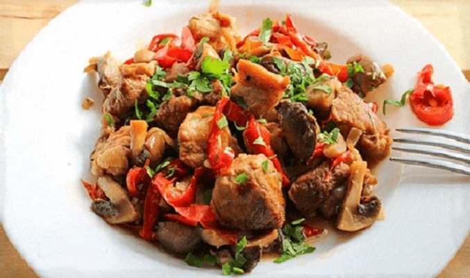 Тушеная свинина с овощами