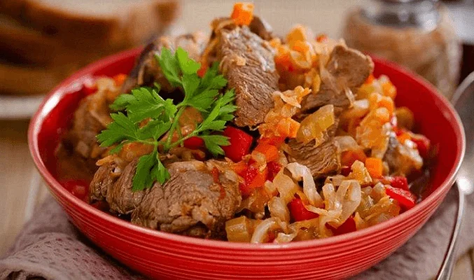 Свинина, тушенная с капустой