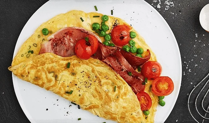 Омлет с помидорами, беконом и зеленым горошком