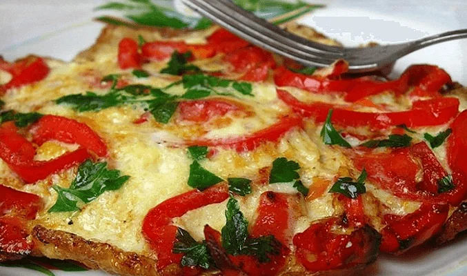 Творожный омлет с помидорами и сладким перцем