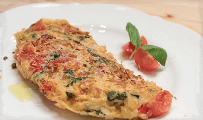 Сытный омлет с курицей и помидорами