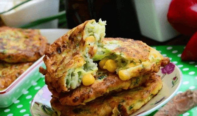 Кабачковые оладьи с кукурузой и сыром