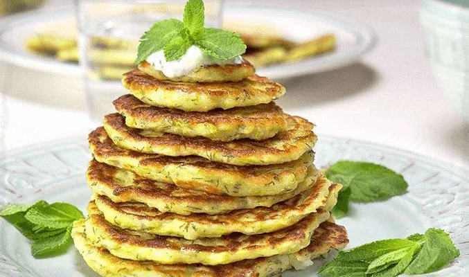 Кабачковые оладьи с соевым соусом и зеленью